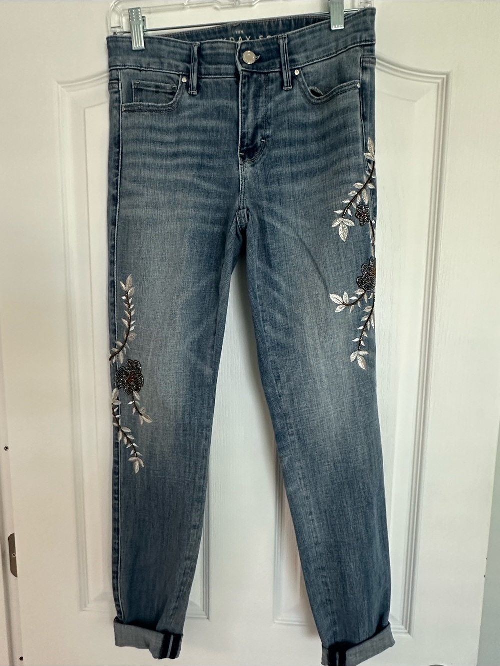 WHBM NWOT “The Everyday Soft Skinny” Light Blue Embroidered Jean! Never Worn